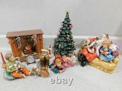 2003 Heritage Mint LTD Porcelain Christmas Setting Santa Fireplace Tree 11 PC