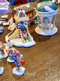 2005 Gingerfrost Lane Lot Of 37 Christmas Village Houses & Figurines Greenbrier