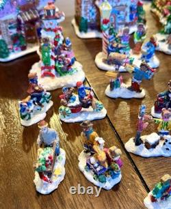 2005 Gingerfrost Lane Lot Of 37 Christmas Village Houses & Figurines Greenbrier