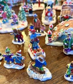 2005 Gingerfrost Lane Lot Of 37 Christmas Village Houses & Figurines Greenbrier