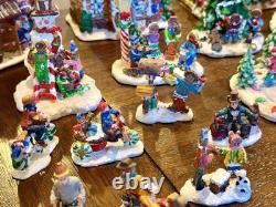 2005 Gingerfrost Lane Lot Of 37 Christmas Village Houses & Figurines Greenbrier