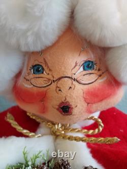 32 VTG 2004 AnnaLee CAROLING Mrs Claus Doll Christmas Classic Jinglebell