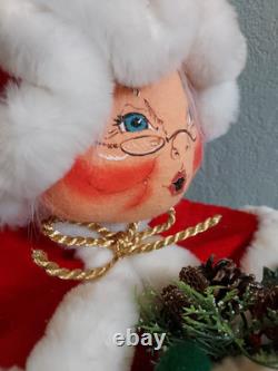 32 VTG 2004 AnnaLee CAROLING Mrs Claus Doll Christmas Classic Jinglebell