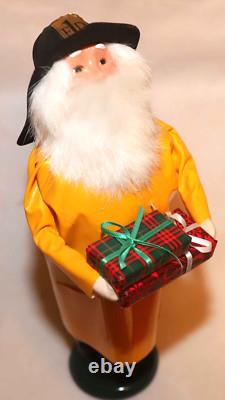 Byers Choice Caroler Fireman Santa With Presents 2016 Christmas