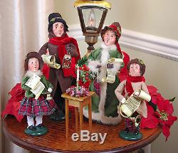 Byers Choice Christmas Carolers Family Of Four Plus Table With Berry Wreath