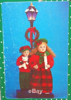 Lighted Animated Carolers @ Lamp Post by Holiday Creations Vintage XL1113