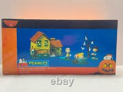 NEW IN BOX Dept. 56 PEANUTS HALLOWEEN PARTY Figurines & House Snoopy Linus