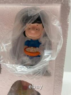 NEW IN BOX Dept. 56 PEANUTS HALLOWEEN PARTY Figurines & House Snoopy Linus