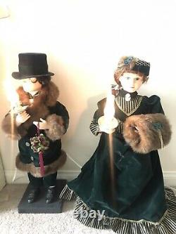 Traditions Christmas Motionette ANIMATED VICTORIAN COUPLE26