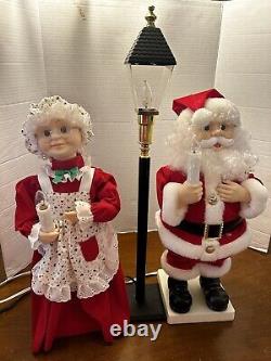 VTG 1992 Motionettes of Christmas Animated Santa & Mrs Claus LAMP POST Set Boxed