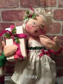 Vintage 1991 Designer Annalee Santa & Mrs Claus Hand Painted Christmas Dolls