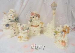 Vintage Grandeur Noel clection 2001 Christmas Porcelain Snowman Family Vilage
